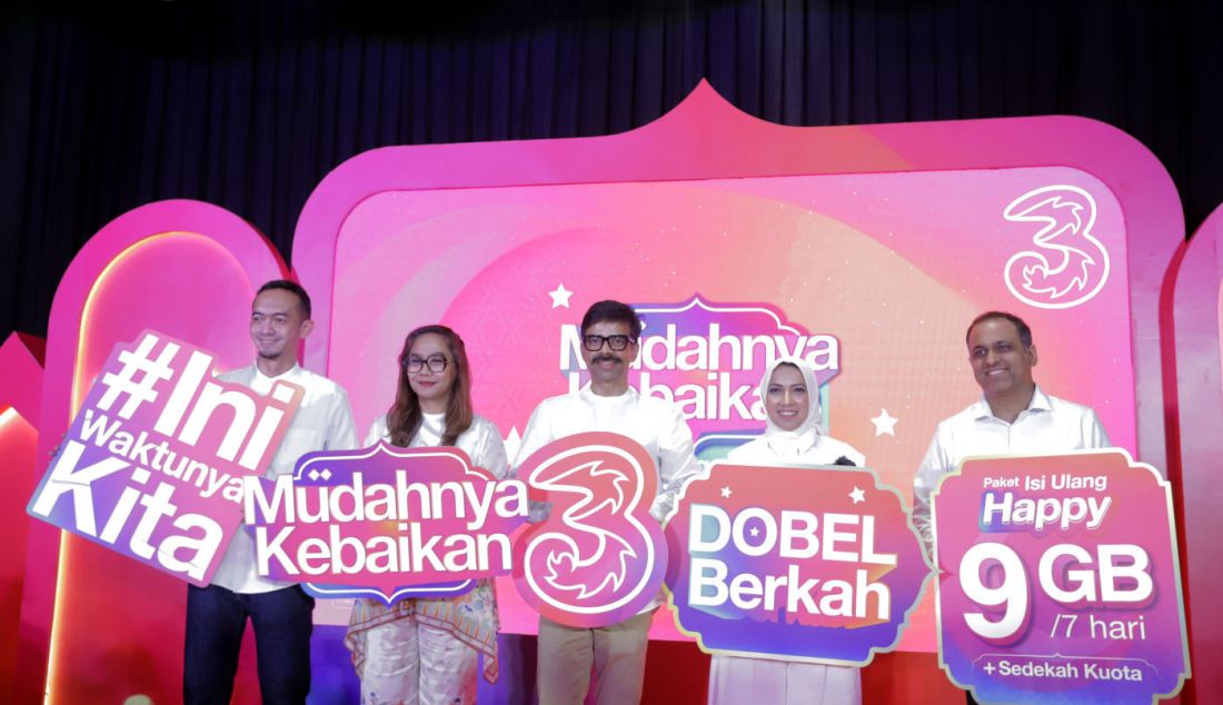 Ki: SVP-Head of Product Strategy & Pricing Tri Beka Faryan Riangka, SVP Head of Brand Marketing & Communications Tri Galuh Neftita, Director & Chief Commercial Officer Indosat Ooredoo Hutchison Ritesh Kumar Singh, Direktur Eksekutif Yayasan Dakwah Lentera Hati Indonesia (Pusat Studi Al Qur'an) Nasywa Shihab, SVP-Head of Digitalization Indosat Ooredoo Hutchison Sudheer Chawla saat peluncuran kampanye ramadan Tri #MudahnyaKebaikan, Jakarta, Jumat (8/3). Kampanye ini untuk mengajak masyarakat berbuat kebaikan kepada sesama dengan cara yang mudah, salah satunya melalui Sedekah Kuota. Kampanye yang berlangsung selama bulan Ramadan ini bertujuan untuk menebar kebaikan tidak hanya dalam bentuk materi, namun juga bisa dilakukan melalui senyuman, memberikan doa baik, atau membantu satu sama lain apapun bentuknya. - JPNN.com