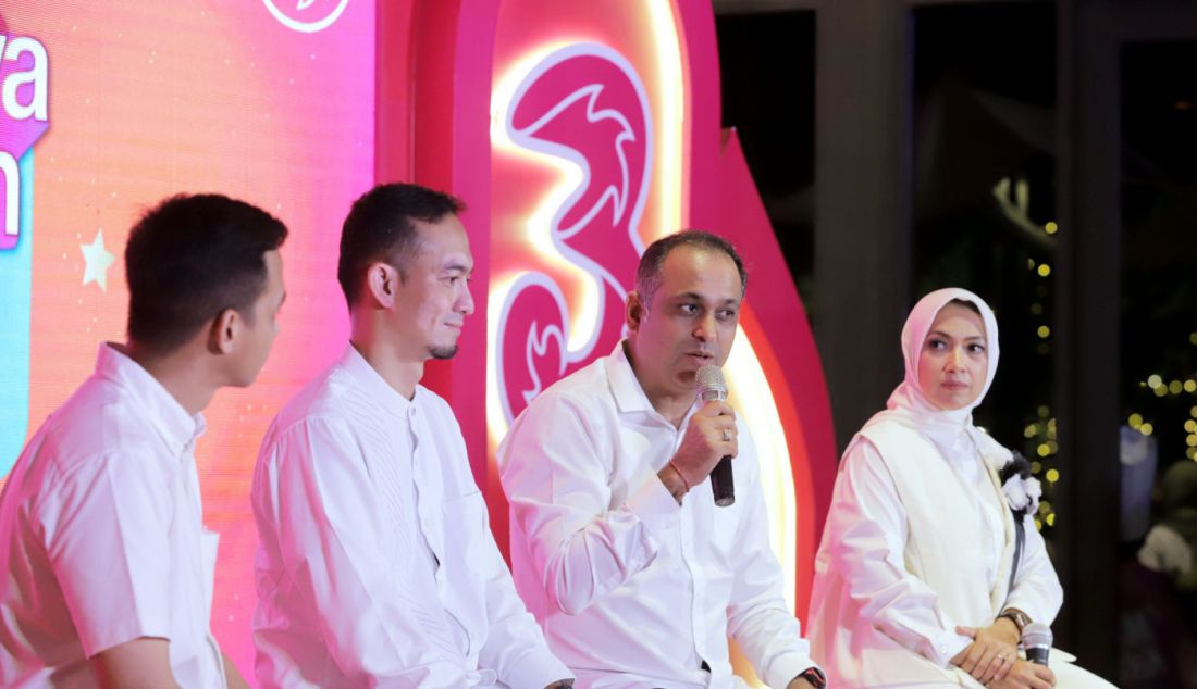 SVP-Head of Digitalization Indosat Ooredoo Hutchison Sudheer Chawla (kedua kanan) saat peluncuran kampanye ramadan Tri #MudahnyaKebaikan, Jakarta, Jumat (8/3). Kampanye ini untuk mengajak masyarakat berbuat kebaikan kepada sesama dengan cara yang mudah, salah satunya melalui Sedekah Kuota. Kampanye yang berlangsung selama bulan Ramadan ini bertujuan untuk menebar kebaikan tidak hanya dalam bentuk materi, namun juga bisa dilakukan melalui senyuman, memberikan doa baik, atau membantu satu sama lain apapun bentuknya. - JPNN.com