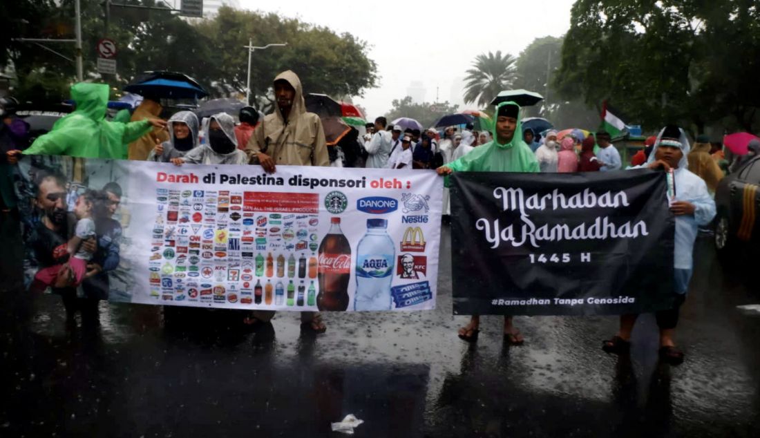 Massa dari Yayasan Konsumen Muslim Indonesia & Gerakan kebangkitan produk nasional turut serta dalam aksi solidaritas Palestina untuk mendukung masyarakat muslim di Gaza agar bisa melaksanakan ibadah Ramadan semestinya di depan Kedubes AS, Jakarta, Sabtu (9/3). Peserta aksi menyerukan gerakan #Ramadhan tanpa produk genosida sekaligus menegaskan kepada masyarakat agar terus melakukan tindakan progresif untuk melemahkan perekonomian Israel dengan melanjutkan aksi boikot produk terafiliasi Israel. - JPNN.com