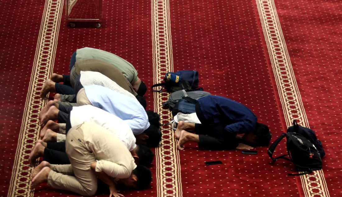 Warga beraktivitas di Masjid Istiqlal, Jakarta, Rabu (13/3). Aktivitas selama Ramadan di masjid nasional itu meliputi membaca Al Qur'an, salat berjamaah, berbuka puasa bersama, dan lain-lain. - JPNN.com