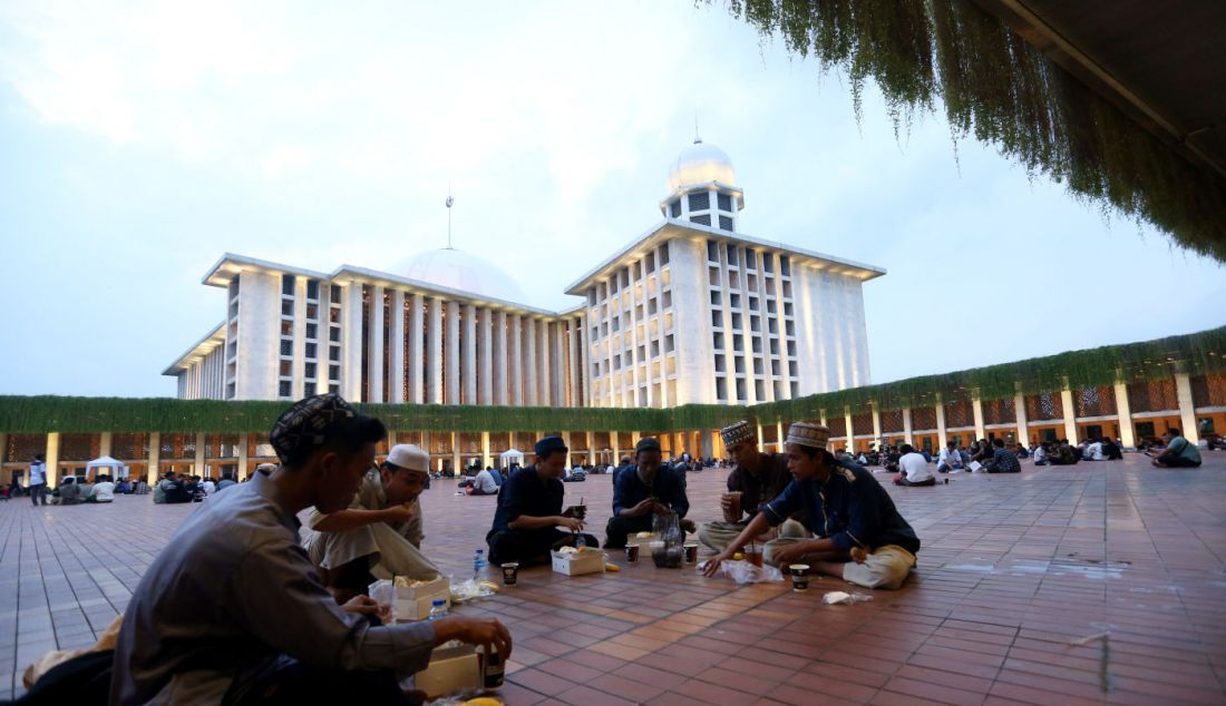 Warga beraktivitas di Masjid Istiqlal, Jakarta, Rabu (13/3). Aktivitas selama Ramadan di masjid nasional itu meliputi membaca Al Qur'an, salat berjamaah, berbuka puasa bersama, dan lain-lain. - JPNN.com