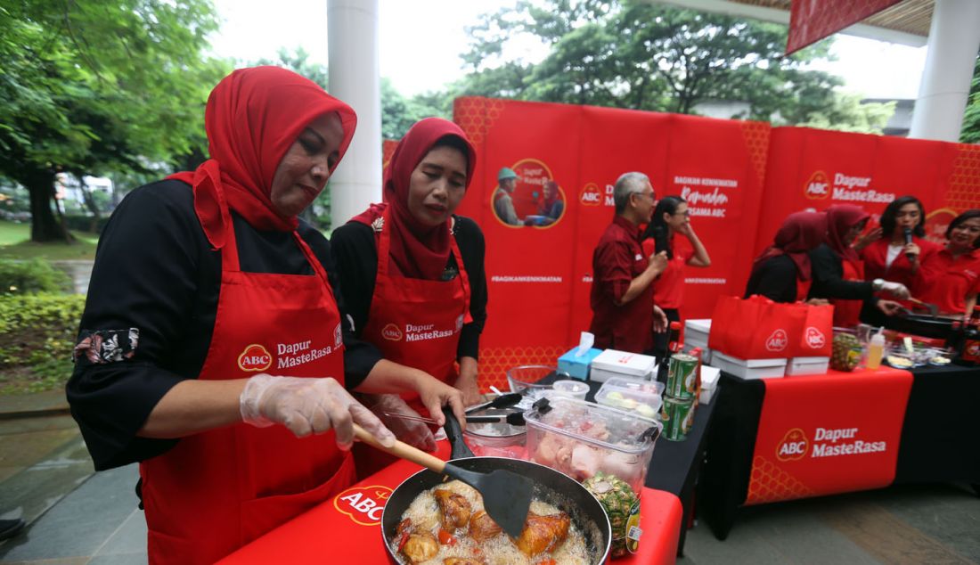 Relawan ibu saat memasak dalam acara Peluncuran Gerakan ABC Dapur MasteRasa #Bagikankenikmatan, Jakarta, Kamis (14/3).Pada Ramadhan tahun ini, ABC kembali bekerja sama dengan Foodbank of Indonesia (FOI) dalam mengkoordinasikan jaringan dapur komunitas ibu dan para relawan, mulai kegiatan memasak di dapur-dapur komunitas, proses pendistribusian bersama relawan, hingga identifikasi penerima manfaat, monitoring serta evaluasi. - JPNN.com