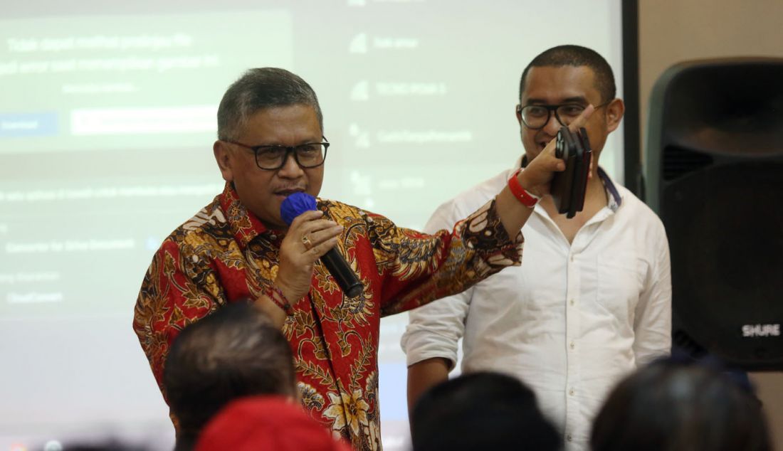 Sekjen PDI Perjuangan Hasto Kristiyanto menjadi pembicara pada diskusi bertema 'Sirekap dan Kejahatan Pemilu 2024, Sebuah Konspirasi Politik' di Jakarta, Senin (18/3/2024). - JPNN.com