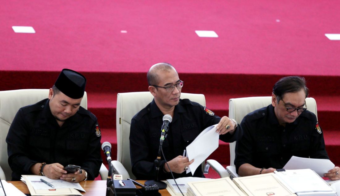 Ketua Komisi Pemilihan Umum (KPU) Hasyim Asy'ari bersama Komisioner KPU saat rapat pleno penetapan hasil penghitungan perolehan suara Pemilu 2024 tingkat nasional di Gedung KPU, Jakarta, Rabu (20/3). Capres dan cawapres nomor urut 2 Prabowo Subianto-Gibran Rakabuming Raka dinyatakan memperoleh 96.214.691 suara, capres-cawapres nomor urut 1 40.971.906 suara dan capres-cawapres nomor urut 3 27.040.878 suara. - JPNN.com