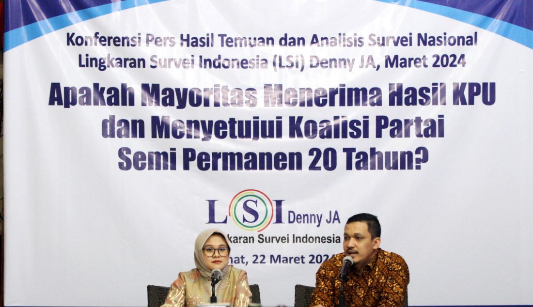 Peneliti senior LSI Denny JA Ardian Sopa (kanan) memaparkan temuan dan analisis Survei Nasional bertajuk 