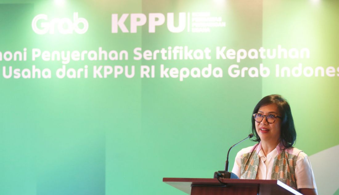 Country Managing Director Grab Indonesia Neneng Goenadi saat acara Penyerahan Sertifikat Kepatuhan Persaingan Usaha dari KPPU Kepada Grab Indonesia, Jakarta, Senin (25/3). Grab secara proaktif telah mengikuti program Kepatuhan Persaingan Usaha yang diselenggarakan oleh KPPU RI sepanjang tahun 2023 sebagai langkah konkrit dalam menjalankan prinsip persaingan sehat. - JPNN.com