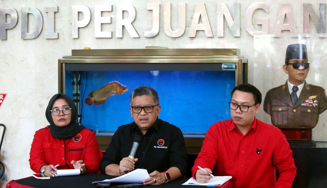 Sekjen PDIP Hasto Kristiyanto bersama Tim Hukum PDIP Herry Perdana dan Erna Ratnaningsih memberikan keterangan terkait hasil pemilu di Kantor DPP PDIP, Jakarta, Senin (25/3). PDIP masih bisa menang pileg tiga kali berturut-turut meskipun ditinjau dari kursi DPR RI perolehan berdasarkan perkiraan sementara adalah 110 kursi DPR RI. - JPNN.com