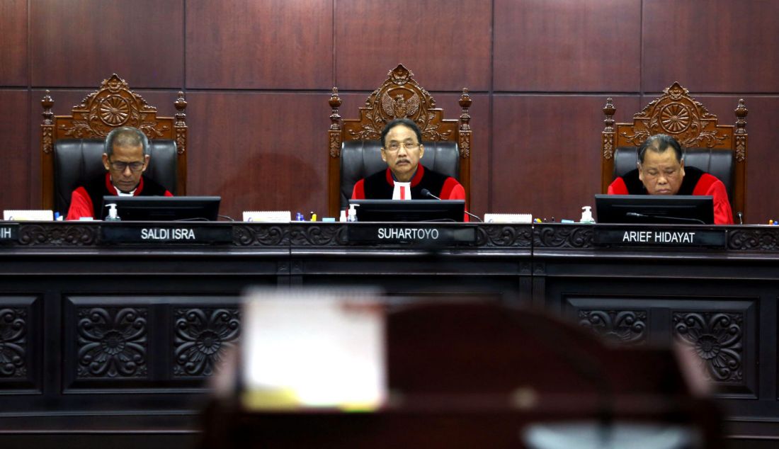 Ketua majelis hakim MK Suhartoyo memimpin sidang perdana perselisihan hasil Pilpres 2024 dengan pemohon calon presiden dan calon wakil presiden nomor urut 3 Ganjar Pranowo-Mahfud MD di Gedung Mahkamah Konstitusi, Jakarta, Rabu (27/3). Sidang tersebut beragenda pemeriksaan pendahuluan dengan penyampaian permohonan dari pemohon - JPNN.com