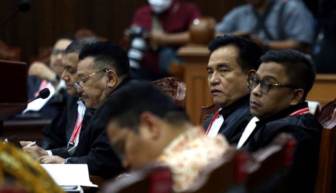 Ketua Tim Pembela Prabowo-Gibran Yusril Ihza Mahendra (tengah) selaku pihak terkait mengikuti sidang perdana perselisihan hasil Pilpres 2024 di Gedung Mahkamah Konstitusi, Jakarta, Rabu (27/3). Sidang tersebut beragenda pemeriksaan pendahuluan dengan penyampaian permohonan dari pemohon. - JPNN.com