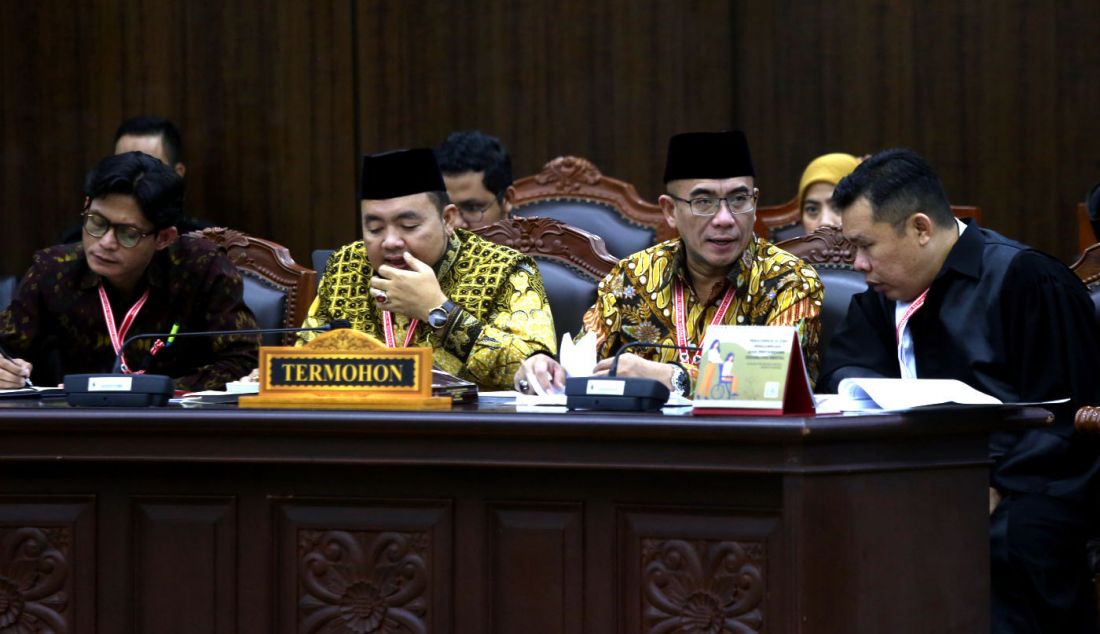 Pihak termohon (KPU) mengikuti sidang perdana perselisihan hasil Pilpres 2024 dengan pemohon calon presiden dan calon wakil presiden nomor urut 3 Ganjar Pranowo-Mahfud MD di Gedung Mahkamah Konstitusi, Jakarta, Rabu (27/3). Sidang tersebut beragenda pemeriksaan pendahuluan dengan penyampaian permohonan dari pemohon. - JPNN.com