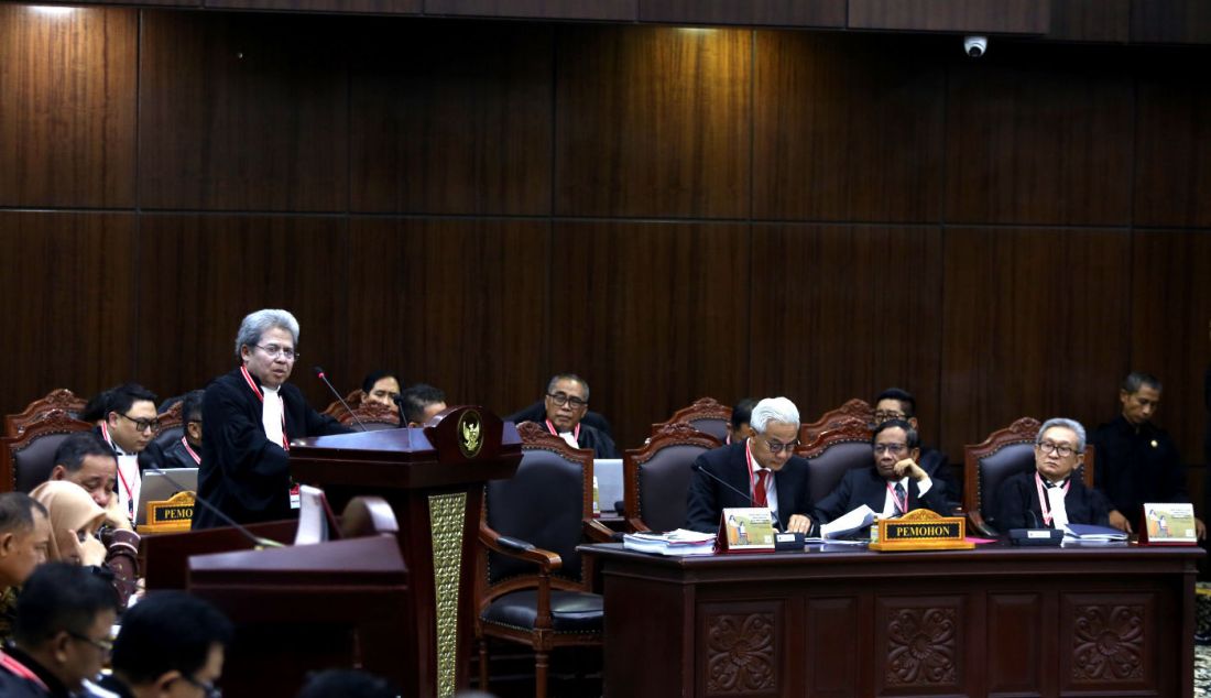 Tim kuasa hukum pihak pemohon mengikuti sidang perdana perselisihan hasil Pilpres 2024 di Gedung Mahkamah Konstitusi, Jakarta, Rabu (27/3). Sidang tersebut beragenda pemeriksaan pendahuluan dengan penyampaian permohonan dari pemohon - JPNN.com