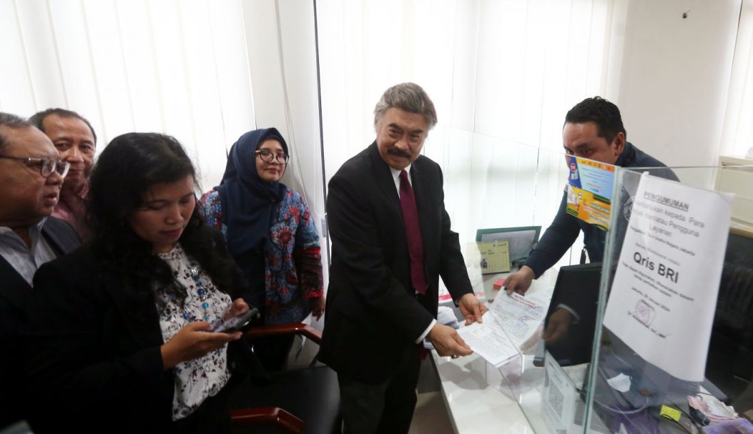 Gayus Lumbuun dan Tim Hukum PDIP saat mendaftarkan gugatan dugaan kecurangan Pemilu 2024 ke PTUN, Jakarta, Selasa (2/4). Tergugat dalam perkara ini adalah Mahkamah Konstitusi (MK) hingga Komisi Pemilihan Umum (KPU). - JPNN.com