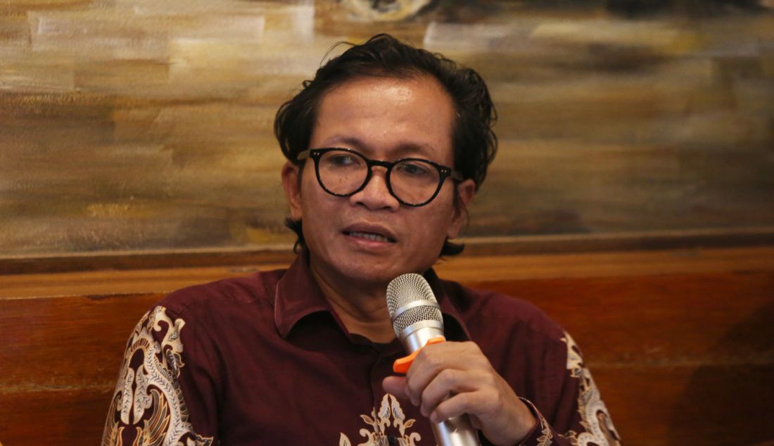 Pengajar dan UPN Veteran Jakarta dan direktur Amnesty Internasional Indonesia Usman Hamid menjadi pembicara diskusi Bedah Buku “NU, PNI, dan Kekerasan Pemilu 1971” karya Ken Ward (1972), Jakarta, Selasa (2/4). - JPNN.com