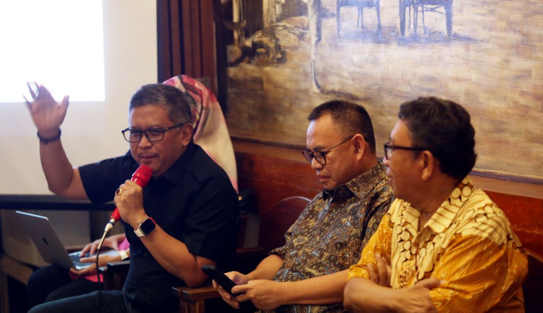 Sekretaris Jenderal PDI Perjuangan Hasto Kristiyanto menjadi pembicara diskusi Bedah Buku “NU, PNI, dan Kekerasan Pemilu 1971” karya Ken Ward (1972), Jakarta, Selasa (2/4). - JPNN.com