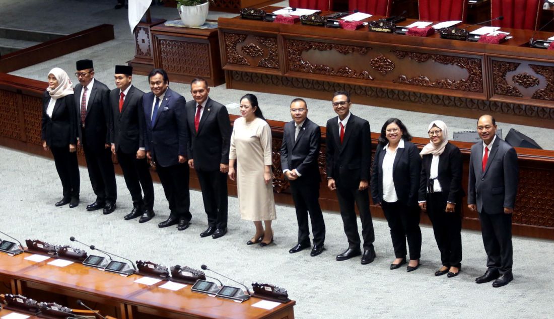 Pimpinan DPR berfoto bersama dengan tujuh anggota LPSK Periode 2024-2029 Terpilih disela Sidang Paripurna DPR, Jakarta, Kamis (4/4). - JPNN.com