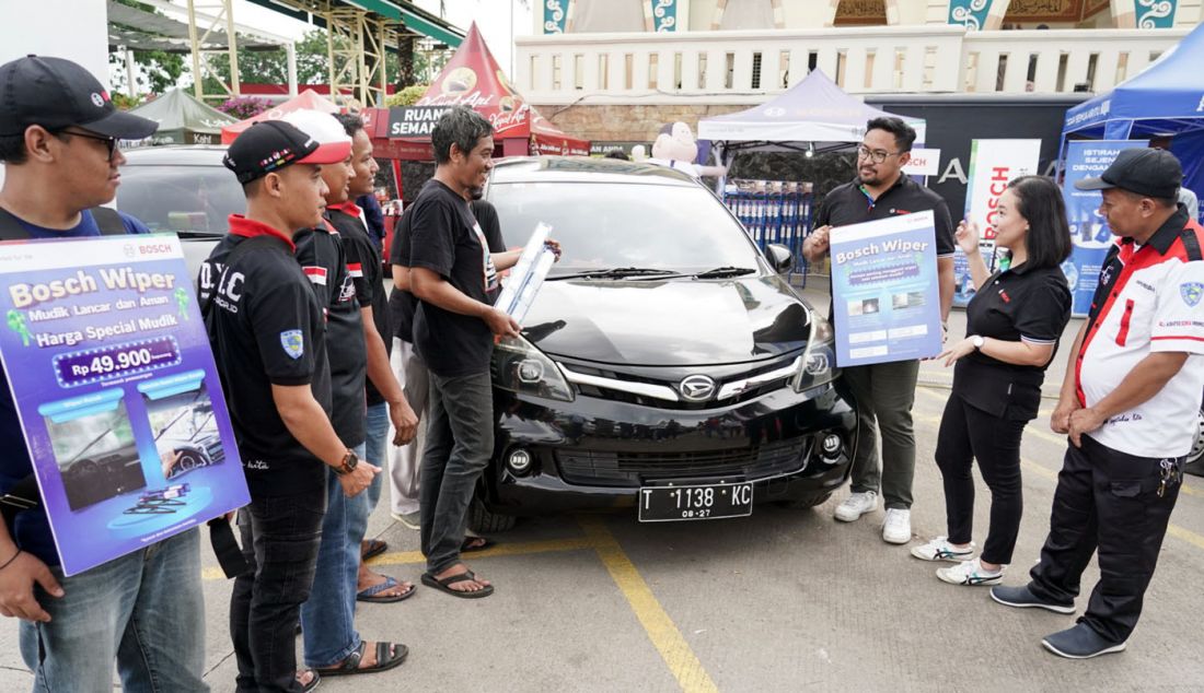 Country Marketing Manager Mobility Aftermarket Bosch Indonesia, Maria Widayanti (kanan tengah) bersama eCommerce dan Marketing Communication Bosch Mobility Aftermarket, Happy Hesa (kiri) serta perwakilan Komunitas Daihatsu Xenia Indonesia Club (D.XIC) membagikan tips menjaga agar kinerja wiper lebih optimal sebagaisalah satu komponen keselamatan berkendara di sela sosialisasi harga spesial Wiper Bosch Advantage selama mudik lebaran 2024 di Rest Area 57 Jalan Tol Jakarta – Cikampek, Kamis (4/4). Bagi Bosch, penggunaan wiper yang tidak tepat tidak hanya mengganggu kenyamanan dan keselamatan saat berkendara terlebih kondisi hujan, tapi juga bisa berdampak lebih serius pada kaca mobil. Hal ini berdampak tidak - JPNN.com