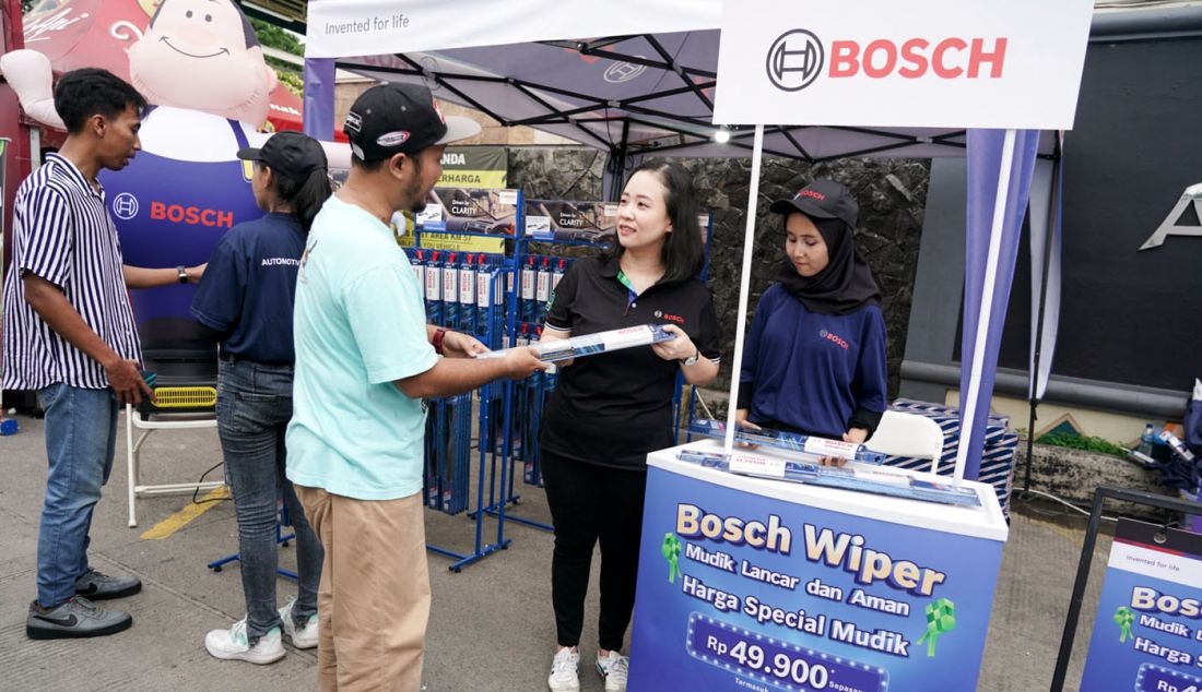 Country Marketing Manager Mobility Aftermarket Bosch Indonesia, Maria Widayanti (tengah) melayani pembelian wiper secara langsung bagi pemudik dalam program paket spesial 1 set wiper Bosch Advantage di Rest Area 57 Jalan Tol Jakarta-Cikampek, Jumat (4/4). Bosch memastikan teknologi dan fitur dalam wiper ini dirancang untuk membantu pengendara mendapatkan jarak pandang berkendara yang lebih jelas, mengurangi risiko kecelakaan terlebih di cuaca hujan, dan ketika mobil berada pada kecepatan tinggi. Melalui program ini, Bosch memberikan potongan harga 1 set Wiper Bosch Advantage menjadi Rp. 49.900, yang berlaku untuk semua kategori kendaraan. Harga ini hanya berlaku selama program ini berlangsung yakni sejak 3 - 16 April 2024 dan hanya di rest area KM 57,KM 130, KM164 dan KM 260. Inisiatif ini adalah komitmen Bosch menekankan fungsi wiper yang memiliki hubungan langsung dengan keselamatan pengendara ditengah meningkatnya mobilitas selama arus mudik dan balik Lebaran 2024. - JPNN.com