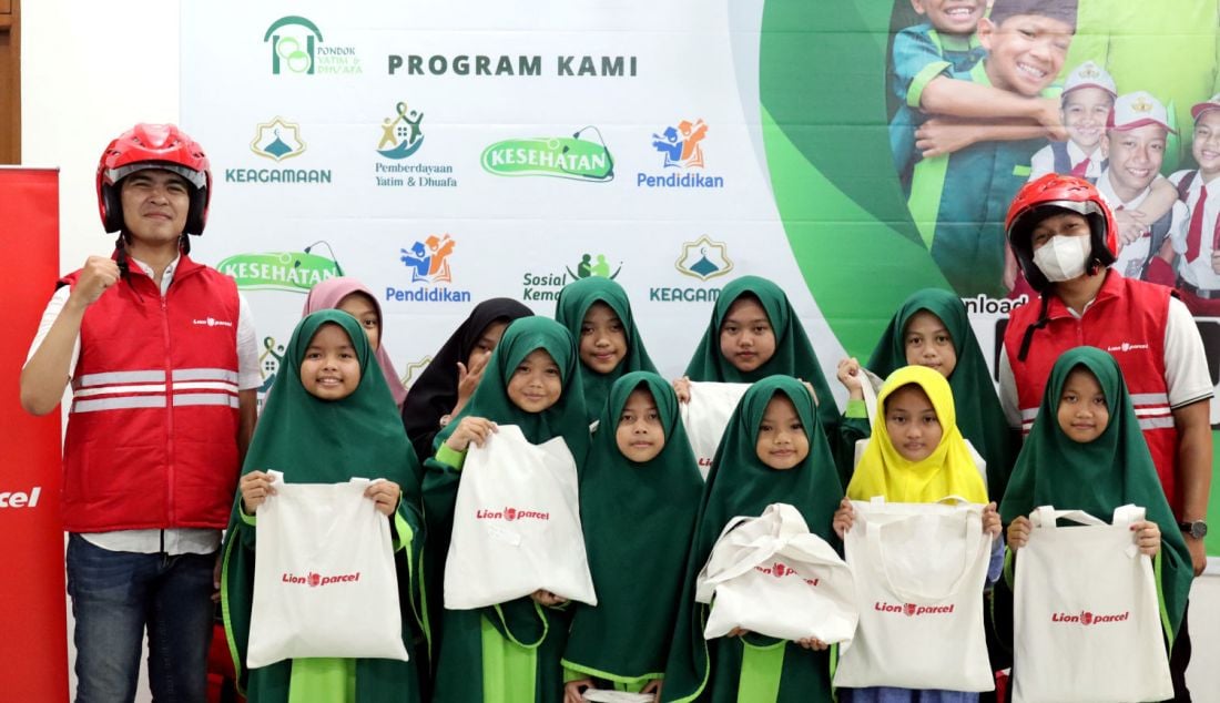Lion Parcel menggelar kegiatan CSR dengan buka puasa bersama dan santunan kepada anak yatim & dhuafa pada Kamis (4/4). Bertemakan “Kurir Berbagi”, Lion Parcel membawa perwakilan kurir untuk berbagi kebahagiaan dengan memberikan santunan yang terdiri dari kebutuhan-kebutuhan lebaran kepada anak-anak di Pondok Yatim & Dhuafa Jakarta Barat. Kegiatan CSR ini merupakan bentuk komitmen Lion Parcel untuk turut berkontribusi memberikan manfaat bagi masyarakat sekitar. - JPNN.com