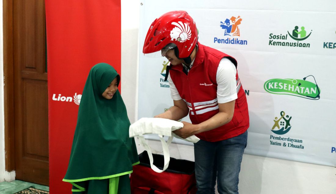 Lion Parcel menggelar kegiatan CSR dengan buka puasa bersama dan santunan kepada anak yatim & dhuafa pada Kamis (4/4). Bertemakan “Kurir Berbagi”, Lion Parcel membawa perwakilan kurir untuk berbagi kebahagiaan dengan memberikan santunan yang terdiri dari kebutuhan-kebutuhan lebaran kepada anak-anak di Pondok Yatim & Dhuafa Jakarta Barat. Kegiatan CSR ini merupakan bentuk komitmen Lion Parcel untuk turut berkontribusi memberikan manfaat bagi masyarakat sekitar. - JPNN.com