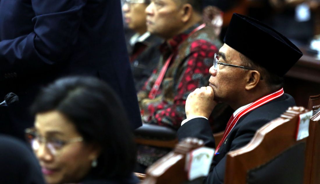 Menko PMK Muhadjir Efendy saat memberikan keterangan sidang perselisihan hasil Pilpres 2024 dengan pemohon calon presiden dan calon wakil presiden nomor turut 1 dan 3 di Gedung Mahkamah Konstitusi, Jakarta, Jumat (5/3). Sidang tersebut beragenda mendengarkan keterangan dari empat menteri. - JPNN.com