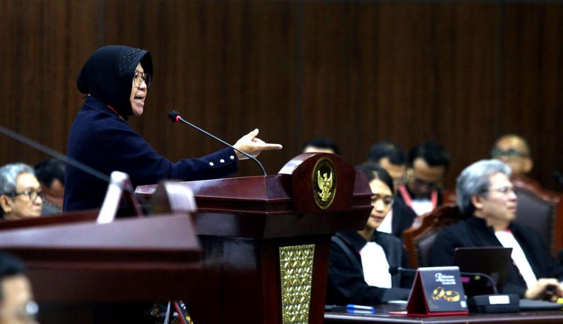 Mensos Tri Rismaharini saat memberikan keterangan sidang perselisihan hasil Pilpres 2024 dengan pemohon calon presiden dan calon wakil presiden nomor turut 1 dan 3 di Gedung Mahkamah Konstitusi, Jakarta, Jumat (5/3). Sidang tersebut beragenda mendengarkan keterangan dari empat menteri. - JPNN.com