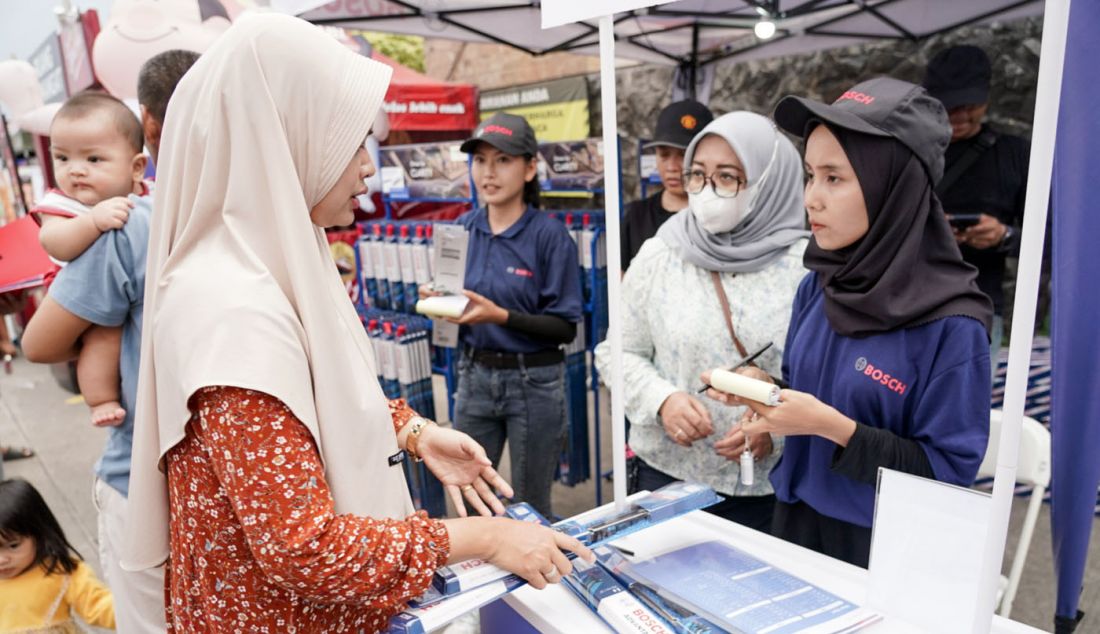 Pemudik melakukan pembelian 1 set wiper Bosch Advantage di Booth Bosch Indonesia di Rest Area 57 Jalan Tol Jakarta-Cikampek, Kamis (4/4). Para pemudik berkesempatan mendapatkan harga spesial 1 set Wiper Bosch Advantage hanya Rp 49.900 untuk semua kategori kendaraan berlaku selama program ini berlangsung yakni sejak 3-16 April 2024 di rest area KM 57,KM 130, KM164 dan KM 260. Kualitas dan ketahanan wiper Bosch sangat tangguh dan dapat menyapu air hingga 200.000 sapuan tanpa berkurang kualitasnya. - JPNN.com