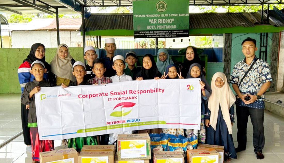 Sebagai bagian dari tanggung jawab sosial kepada masyarakat, lebih dari 9000 paket sembako dibagikan di 92 titik wilayah distribusi Elnusa melalui gerakan #Petrofintanggap. Paket sembako yang disalurkan tidak hanya diberikan kepada masyarakat yang membutuhkan, tetapi juga diberikan kepada internal perusahaan seperti Awak Mobil Tangki (AMT). Sebagai dukungan atas kinerja AMT selama masa mudik agar bisa maksimal mendistribusikan BBM ke seluruh wilayah Indonesia. - JPNN.com