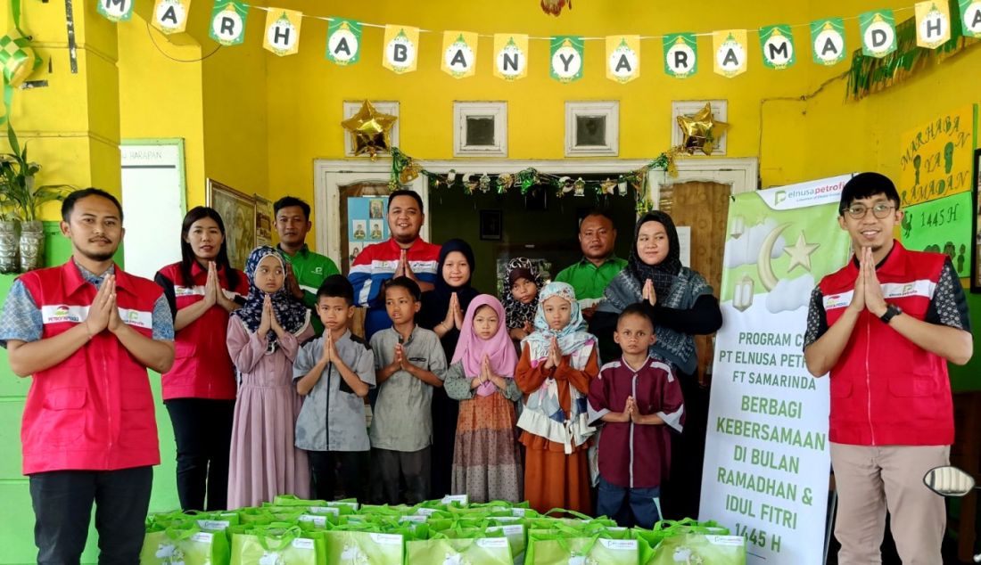 Sebagai bagian dari tanggung jawab sosial kepada masyarakat, lebih dari 9000 paket sembako dibagikan di 92 titik wilayah distribusi Elnusa melalui gerakan #Petrofintanggap. Paket sembako yang disalurkan tidak hanya diberikan kepada masyarakat yang membutuhkan, tetapi juga diberikan kepada internal perusahaan seperti Awak Mobil Tangki (AMT). Sebagai dukungan atas kinerja AMT selama masa mudik agar bisa maksimal mendistribusikan BBM ke seluruh wilayah Indonesia. - JPNN.com