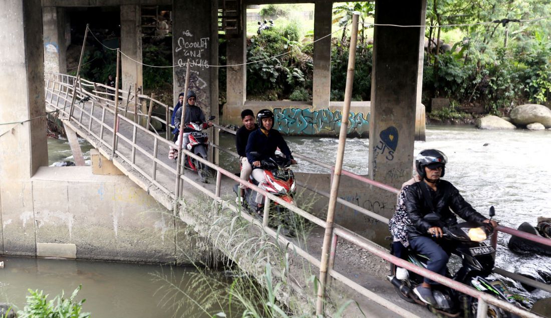 Pengendara sepeda motor melintas di jalur alternatif khusus motor menuju kawasan Puncak Bogor, Kabupaten Bogor, Jawa Barat, Kamis (11/4). Jalur alternatif untuk sepeda motor itu dapat menghemat waktu tempuh dan menghindari kemacetan di jalan utama menuju kawasan Puncak saat libur Lebarannya. - JPNN.com