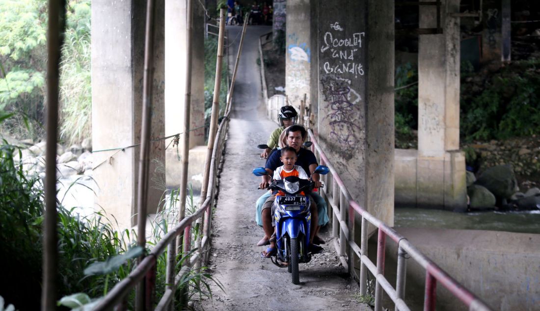 Pengendara sepeda motor melintas di jalur alternatif khusus motor menuju kawasan Puncak Bogor, Kabupaten Bogor, Jawa Barat, Kamis (11/4). Jalur alternatif untuk sepeda motor itu dapat menghemat waktu tempuh dan menghindari kemacetan di jalan utama menuju kawasan Puncak saat libur Lebarannya. - JPNN.com