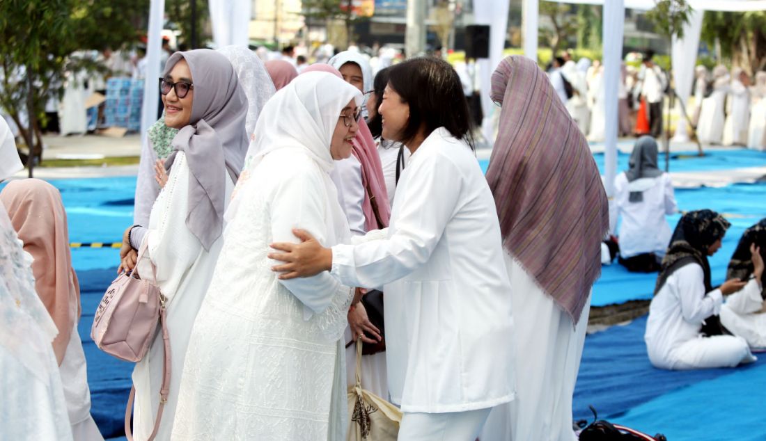 Sejumlah ASN bersalam-salaman saat halalbihalal di pelataran Asmaul Husna, Alun-Alun Kota Bogor, Jawa Barat, Selasa (16/4). Pemerintah Kota Bogor menggelar acara halal bihalal dengan tema Silaturahmi Tanpa Henti dan Supaya Bogor Terus Berlari pada hari pertama kerja setelah libur Hari Raya Idul Fitri 1445 Hijriyah. - JPNN.com