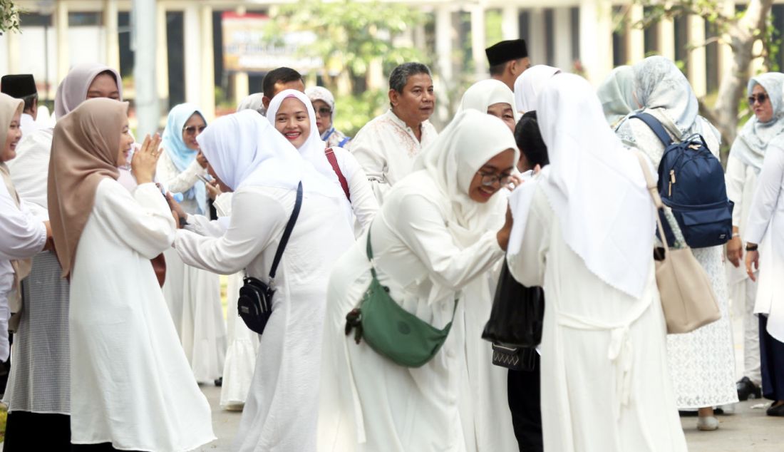 Sejumlah ASN bersalam-salaman saat halalbihalal di pelataran Asmaul Husna, Alun-Alun Kota Bogor, Jawa Barat, Selasa (16/4). Pemerintah Kota Bogor menggelar acara halal bihalal dengan tema Silaturahmi Tanpa Henti dan Supaya Bogor Terus Berlari pada hari pertama kerja setelah libur Hari Raya Idul Fitri 1445 Hijriyah. - JPNN.com