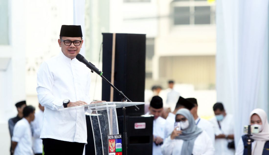 Wali Kota Bogor Bima Arya bersama Wakil Wali Kota Bogor Dedie A Rachim saat halalbihalal di pelataran Asmaul Husna, Alun-Alun Kota Bogor, Jawa Barat, Selasa (16/4). Pemerintah Kota Bogor menggelar acara halal bihalal dengan tema Silaturahmi Tanpa Henti dan Supaya Bogor Terus Berlari pada hari pertama kerja setelah libur Hari Raya Idul Fitri 1445 Hijriyah. - JPNN.com