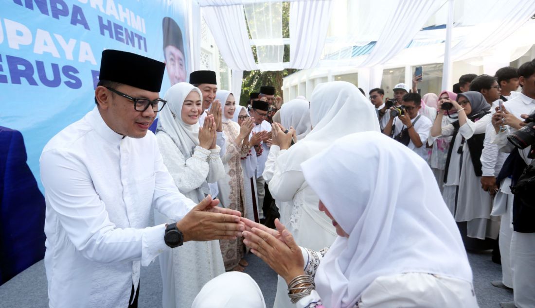 Wali Kota Bogor Bima Arya bersama Wakil Wali Kota Bogor Dedie A Rachim bersalam-salaman dengan sejumlah ASN di lingkungan kerja Pemerintah Kota Bogor saat halalbihalal di pelataran Asmaul Husna, Alun-Alun Kota Bogor, Jawa Barat, Selasa (16/4). Pemerintah Kota Bogor menggelar acara halal bihalal dengan tema Silaturahmi Tanpa Henti dan Supaya Bogor Terus Berlari pada hari pertama kerja setelah libur Hari Raya Idul Fitri 1445 Hijriyah. - JPNN.com