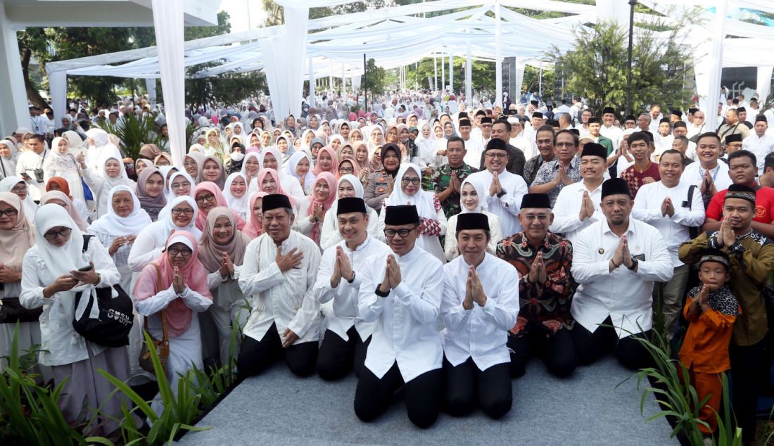 Wali Kota Bogor Bima Arya bersama Wakil Wali Kota Bogor Dedie A Rachim saat halalbihalal di pelataran Asmaul Husna, Alun-Alun Kota Bogor, Jawa Barat, Selasa (16/4). Pemerintah Kota Bogor menggelar acara halal bihalal dengan tema Silaturahmi Tanpa Henti dan Supaya Bogor Terus Berlari pada hari pertama kerja setelah libur Hari Raya Idul Fitri 1445 Hijriyah. - JPNN.com