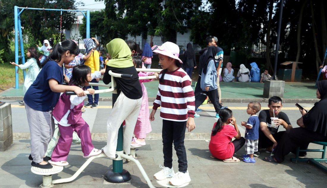 Warga saat mengunjungi Alun-Alun Kota Bogor, Jawa Barat, Selasa(16/4). Di masa akhir liburan Idul Fitri 2024, Alun Alun Bogor masih menjadi primadona untuk dikunjungi wisatawan. Suasana asri, lokasi strategis dan bisa dinikmati secara gratis membuat kawasan yang berlokasi di Jalan Kapten Muslihat, Kecamatan Bogor Tengah, Kota Bogor ini ramai dikunjungi ribuan pelancong yang tidak hanya warga setempat, namun ada yang datang dari Jakarta, Depok, Bekasi dan Tangerang. - JPNN.com