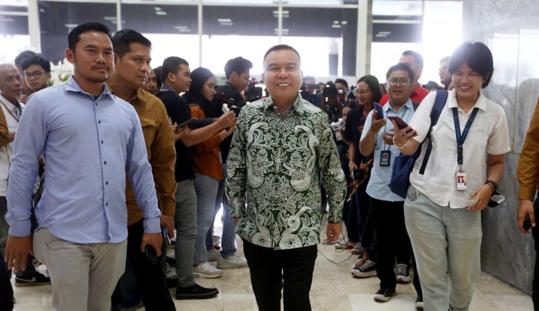 Wakil Ketua DPR Sufmi Dasco Ahmad saat memberikan keterangan pers di Gedung DPR, Jakarta, Rabu (17/4). Dasco mengatakan, Prabowo Subianto bakal menemui Ketum PDIP Megawati Soekarnoputri usai putusan MK soal sengketa Pilpres 2024. Putusan MK atas sengketa hasil Pilpres 2024 akan diumumkan pada 22 April mendatang. - JPNN.com