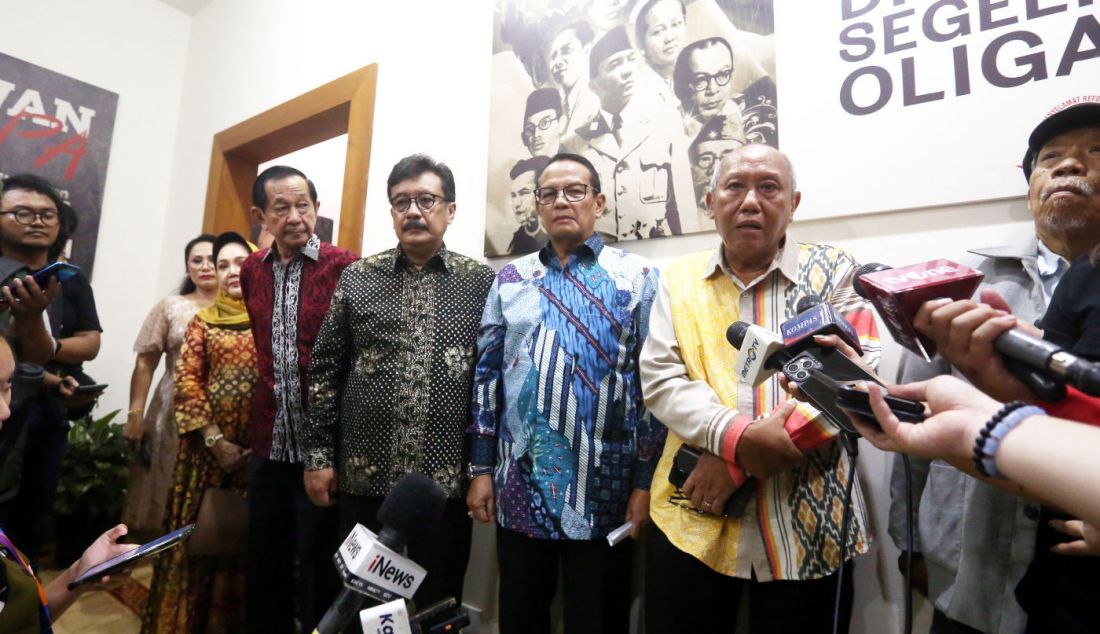 Front Penyelamat Demokrasi dan Reformasi (F-PDR) saat memberikan keterangan pers seusai halalbihalal di Markas F-PDR, Jakarta, Kamis (18/4). F-PDR bakal mengajukan sebagai amicus curiae atau sahabat pengadilan seperti dilakukan Megawati Soekarnoputri. - JPNN.com