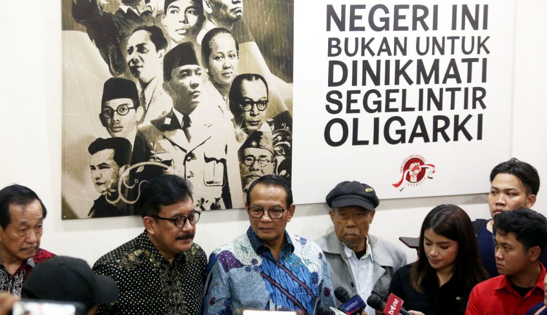 Front Penyelamat Demokrasi dan Reformasi (F-PDR) saat memberikan keterangan pers seusai halalbihalal di Markas F-PDR, Jakarta, Kamis (18/4). F-PDR bakal mengajukan sebagai amicus curiae atau sahabat pengadilan seperti dilakukan Megawati Soekarnoputri. - JPNN.com