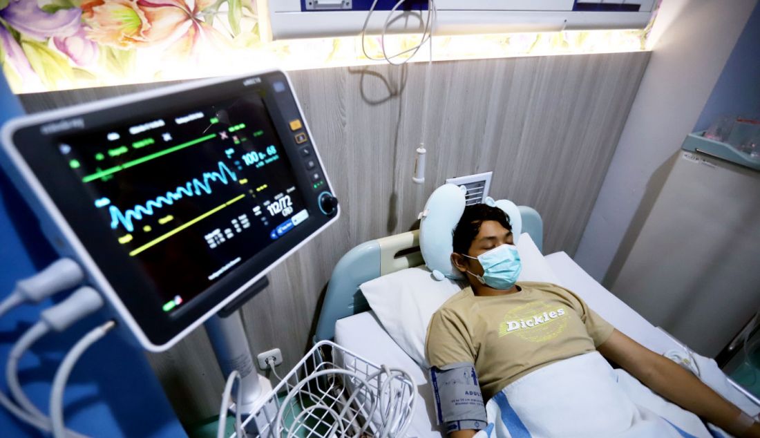 Tenaga medis memeriksa pasien demam berdarah pada ruang perawatan pasien di RSUD Taman sari, Jakarta Barat, Jumat (19/4). Berdasarkan data Kementerian Kesehatan tercatat hingga pekan ke-15 tahun 2024, terdapat 475 orang meninggal karena demam berdarah dengue (DBD), dengan jumlah ini berasal dari temuan 62.001 kasus DBD. - JPNN.com