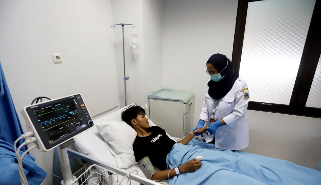 Tenaga medis memeriksa pasien demam berdarah pada ruang perawatan pasien di RSUD Taman sari, Jakarta Barat, Jumat (19/4). Berdasarkan data Kementerian Kesehatan tercatat hingga pekan ke-15 tahun 2024, terdapat 475 orang meninggal karena demam berdarah dengue (DBD), dengan jumlah ini berasal dari temuan 62.001 kasus DBD. - JPNN.com