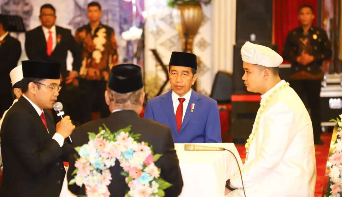 Presiden Joko Widodo dan Yanda Zaihifni Ishak menjadi saksi pernikahan putra Wakil Menteri Ketenagakerjaan Afriansyah Noor, yaitu Akmal Farhansyah Razzak dengan Nur Alaya Yusuf (putri dari Rahmat Yusuf) di Balai Samudera Jakarta, Sabtu (20/4/2024). Foto: Dokumentasi Humas Kemnaker - JPNN.com