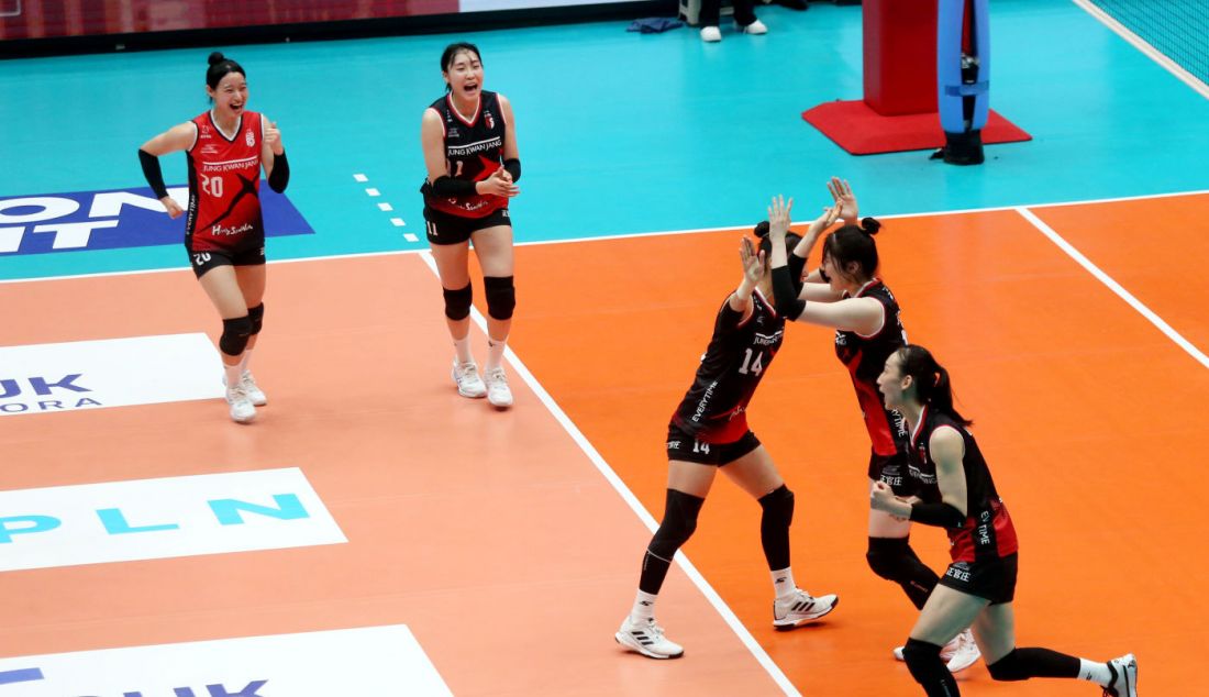 Tim voli Indonesia All Star saat melawan Tim voli Red Sparks asal Korea Selatan pada Fun Volly Ball di Indonesia Arena, Jakarta, Sabtu (20/4). Red Sparks Menang atas lawannya dengan kedudukan 3-2. - JPNN.com