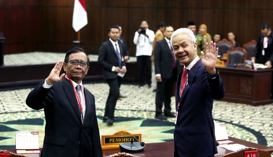 Capres dan Calon wakil presiden nomor urut 3 Ganjar Pranowo dan Mahfud MD selaku pihak pemohon mengikuti sidang putusan Perselisihan Hasil Pemilihan Umum Pilpres 2024 di Gedung Mahkamah Konstitusi, Jakarta, Senin (22/4). Majelis hakim MK menolak gugatan dari pihak pemohon. - JPNN.com