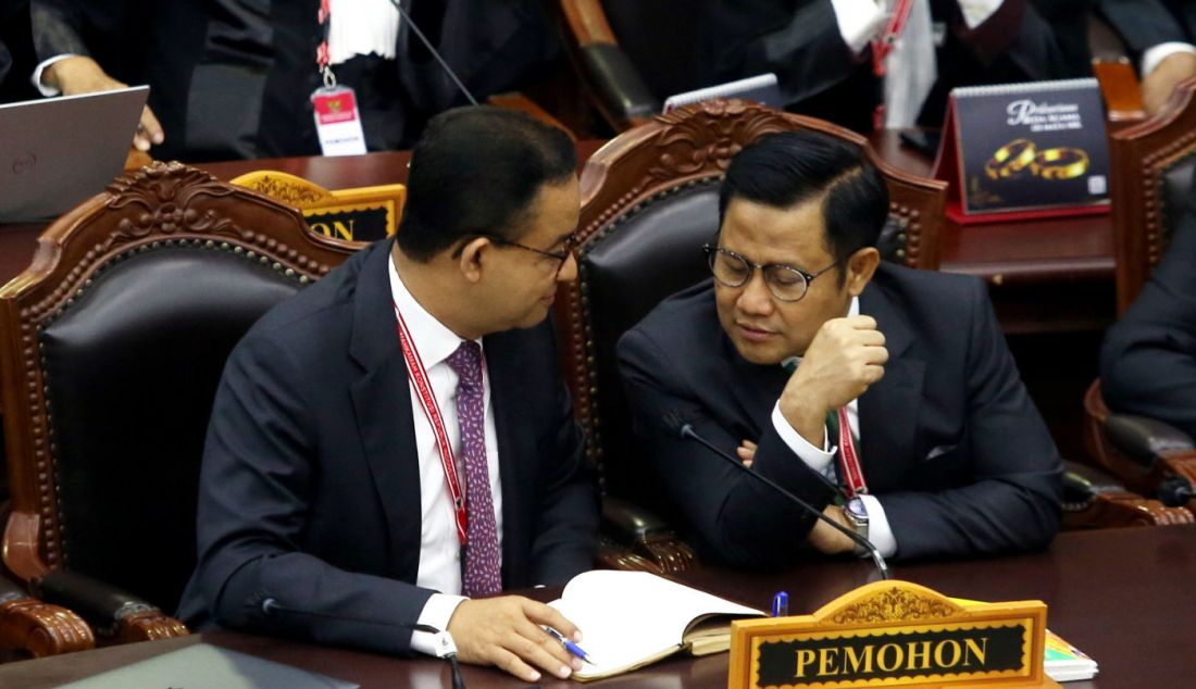 Capres dan Calon wakil presiden nomor urut 1 Anies Baswedan dan Muhaimin Iskandar selaku pihak pemohon mengikuti sidang putusan Perselisihan Hasil Pemilihan Umum Pilpres 2024 di Gedung Mahkamah Konstitusi, Jakarta, Senin (22/4). Majelis hakim MK menolak gugatan dari pihak pemohon. - JPNN.com