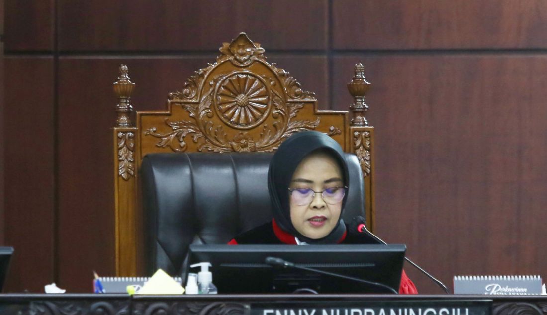 Hakim MK Enny Nurbaningsih saat membacakan Dissenting Opinion pada sidang putusan Perselisihan Hasil Pemilihan Umum Pilpres 2024 dengan pemohon Capresnya Anies Baswedan dan Calon wakil presiden nomor urut 1 Muhaimin Iskandar di Gedung Mahkamah Konstitusi, Jakarta, Senin (22/4). Majelis hakim MK menolak gugatan dari pihak pemohon. - JPNN.com