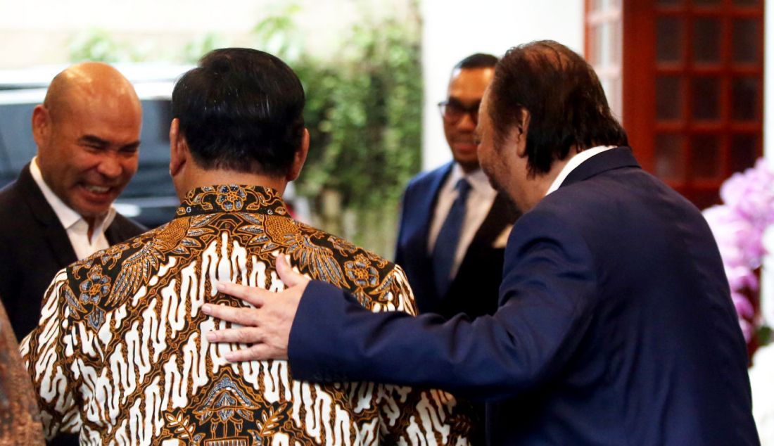 Presiden Terpilih 2024-2029 Prabowo Subianto memberikan keterangan pers seusai melakukan pertemuan di Kediaman Prabowo Subianto, Jakarta, Kamis (25/4). Partai Nasdem mendukung pemerintah yang akan di pimpinan Prabowo-Gibran. - JPNN.com