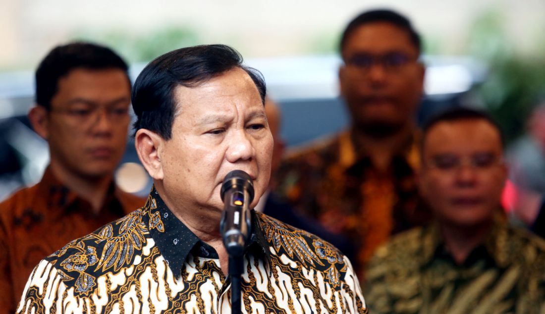 Presiden Terpilih 2024-2029 Prabowo Subianto memberikan keterangan pers seusai melakukan pertemuan di Kediaman Prabowo Subianto, Jakarta, Kamis (25/4). Partai Nasdem mendukung pemerintah yang akan di pimpinan Prabowo-Gibran. - JPNN.com