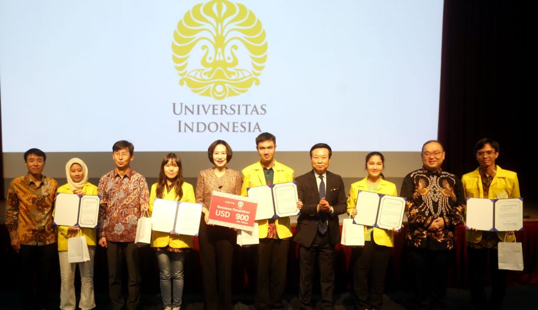 Chairwoman LOTTE Foundation, Chang Haesun, memberikan langsung beasiswa kepada mahasiswa diacara penyerahan LOTTE Scholarship Foundation di ICE Palace LOTTE Shopping Avenue, Jakarta, Jumat (26/4). LOTTE Group melalui LOTTE Shin Kyuk-ho Global Scholarship memberikan bantuan kepada 50 mahasiswa berbakat di Indonesia dengan total beasiswa 900 USD. Total penerima beasiswa hingga saat ini lebih kurang 1000 mahasiswa dengan nilai beasiswa sebesar 600 juta won. - JPNN.com