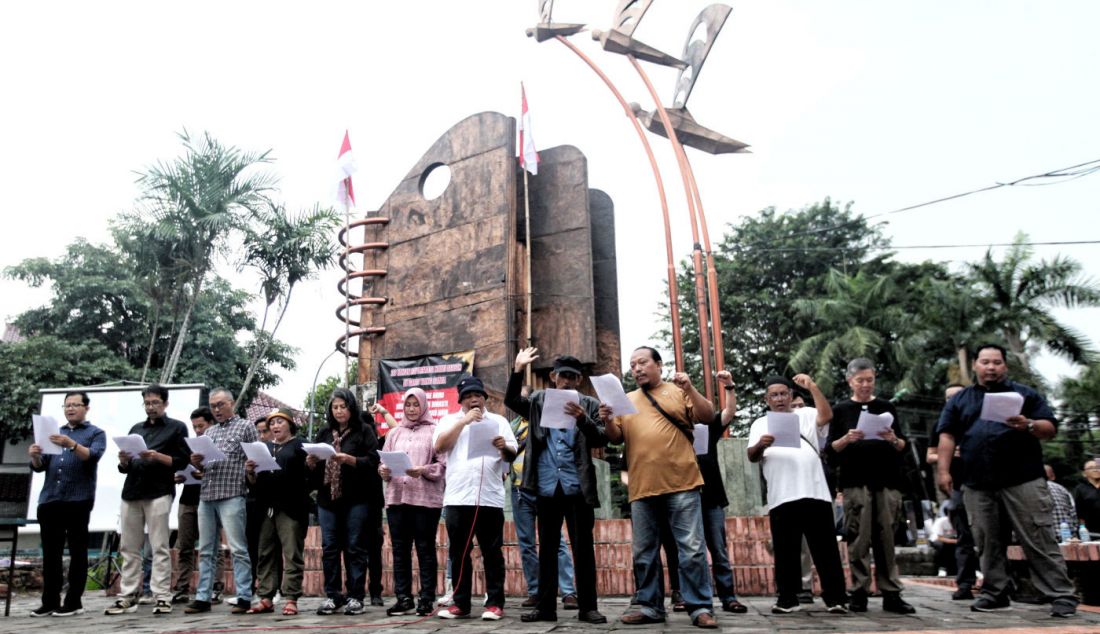 Sejumlah mantan aktivis 98 beserta para akademisi dan mahasiswa membacakan maklumat rakyat saat diselenggarakannya Mimbar Rakyat& Silaturahmi Akbar Aktivis 98 di Teater Terbuka Kenduri Perlawanan UNJ, Jakarta, Jumat (26/4). Mereka menyikapi 26 tahun Reformasi Kami Masih di Garis Yang Sama untuk berjuang menolak Orde Baru, Menolak Politik Dinasti, Menolak Pelanggar HAM, Menolak KKN serta Menolak Dwi Fungsi TNI-Polri. - JPNN.com